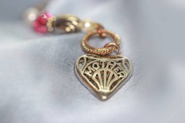 Anneler günü konsepti. Saten kumaşa asılmış.