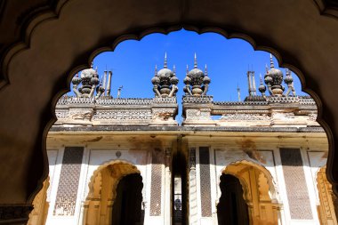 Hindistan 'ın Hyderabad kentindeki tarihi Paigah mezarlarının mimarisi.