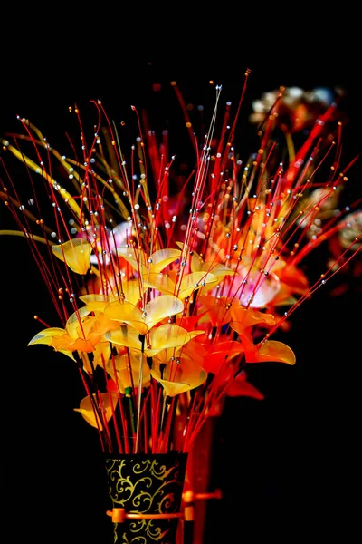 Vase Fleurs Mode Artificielle Colorée Sur Fond Noir — Photo