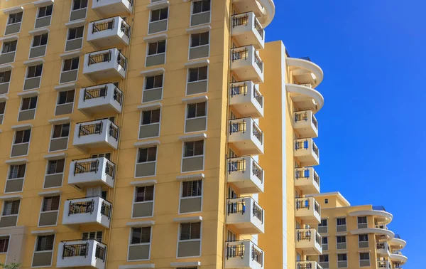 班加罗尔 印度卡纳塔克邦 2015年12月12日 在阳光灿烂的日子里 班加罗尔郊区一座高耸的现代化公寓大楼与蓝天相映成趣 — 图库照片