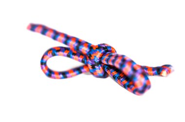 Beyaz arkaplanda ayakkabı danteli düğümü