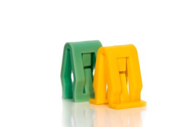 Beyaz arkaplanda iki otomotiv plastik klipsi