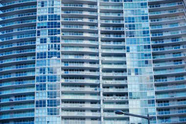 Apartman evleri olan yüksek binanın dış mimarisi. 