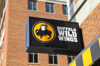 ANN ARBOR, MI - 09.2020: Buffalo Wild Wings mağaza tabelası, Buffalo Wild Wings, Amerika Birleşik Devletleri, Kanada, Hindistan ve birçok ülkede bulunan bir Amerikan yemek restoranı.. 