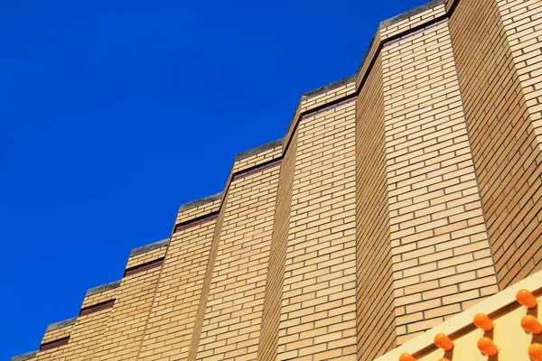 Fondo Contraste Pared Amarilla Con Cielo Azul — Foto de Stock