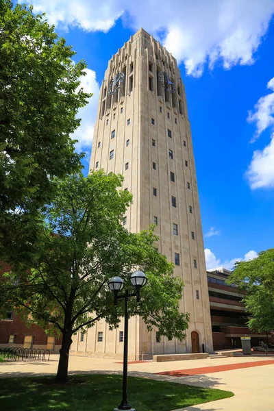 Ann Arbor August 2020 位于密歇根大学校园的伯顿纪念钟塔 建于1936年 是为了纪念大学校长马里昂 勒罗伊 — 图库照片