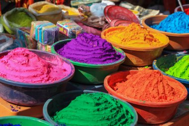 Hampi, Hindistan - 1 Ocak 2019: Hindistan 'ın Hampi kentinde Hindu Holi festivali sırasında farklı renklerde Aromatik toz satılmaktadır.