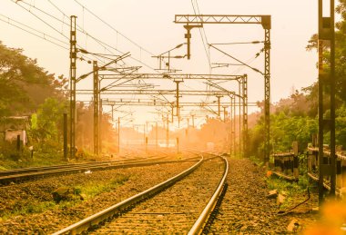 Vijayawada, INDIA - 6 Ocak 2019: Vijayawada, Hindistan 'ın en işlek tren istasyonlarından biri üzerinden tren rayları