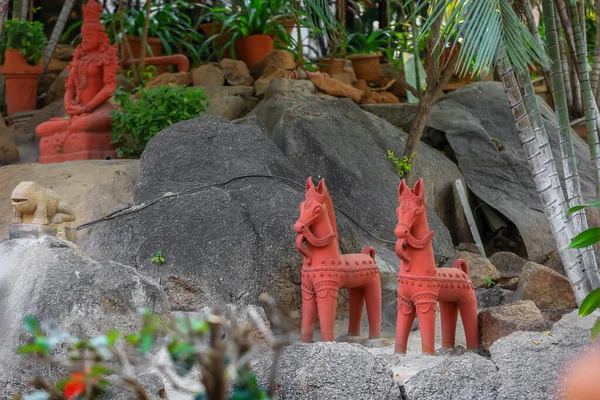 Πήλινα Αγάλματα Ιερών Αλόγων Βραχώδες Έδαφος Στο Hyderabad Ινδία — Φωτογραφία Αρχείου