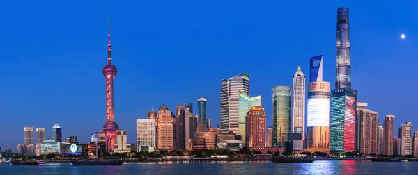 11月9 2019 上海の中央地区の都市景観と中国の象徴的なオリエンタルパールタワーは黄浦川のほとりに位置しています — ストック写真