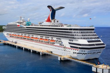 Cozumel, Meksika-5 Temmuz 2017: Punta Langosta 'da karnaval yolcu gemisi, Cozumel, Meksika. 