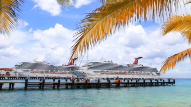 Cozumel, Mexicao-July 5,2017: Cozumel, Meksika 'daki Puerta Maya Pirs' de iki karnaval yolcu gemisi. Cozumel ekonomisi turizme dayanıyor