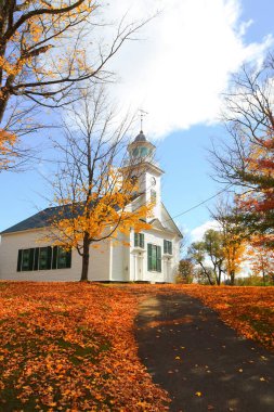 Sonbahar yapraklı tipik New England kasabasında küçük bir kilise.