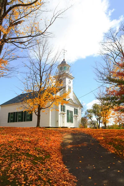 Piccola Chiesa Nella Tipica Città Del New England Con Fogliame — Foto Stock