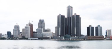 Windsor, Kanada - 10 Ekim 2018: Detroit şehir binalarının görüntüsü büyük bir panorama oluşturmak için birleştirildi ve Detroit Nehri 'nden Windsor, Ontario' dan alındı.