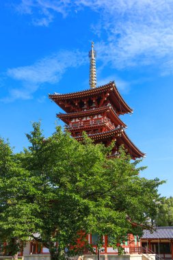 Nara, Japonya - 7 Ağustos 2019: Yakushiji Tapınağı, Nara Japonya 'da bulunan yedi büyük Nanto tapınağından biridir..