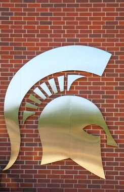 Doğu LANSING, MI -22 Ağustos 2020 - Doğu Lansing 'deki Michigan Eyalet Üniversitesi' nin (MSU) Breslin Merkezi 'nin girişindeki Spartalıların metal sembolü.