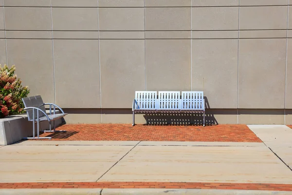 Twee Metalen Stoelen Voor Muur Voor Ontspanning — Stockfoto