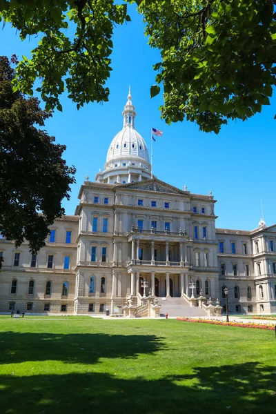 東着陸 8月2020 ミシガン州議事堂は ミシガン州政府の立法府を収容する建物です — ストック写真