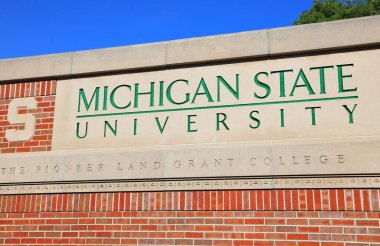 Doğu LANSING, MI - Michigan Eyalet Üniversitesi tabelası Doğu Lansing, MSU 'daki en büyük devlet üniversitelerinden biridir.