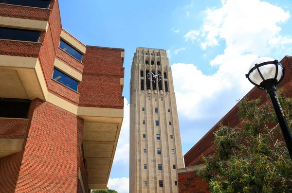 Ann Arbor August 2020 位于密歇根大学校园的伯顿纪念钟塔 建于1936年 是为了纪念大学校长马里昂 勒罗伊 — 图库照片