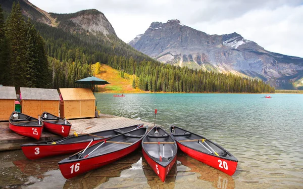 景区翡翠湖岸与独木舟前端结束于加拿大不列颠哥伦比亚省 — 图库照片
