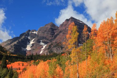 Colorado 'da Iconic Maroon çanları önünde renkli sonbahar ağaçları