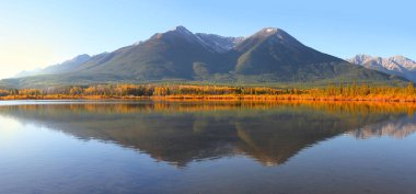 Alberta, Kanada 'da panoramik manzara Talbot gölü manzarası