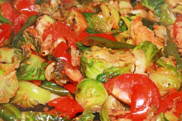 Mieszać Frytki Brukselki Pomidorów Papryki Pikantnym Sosie — Zdjęcie stockowe
