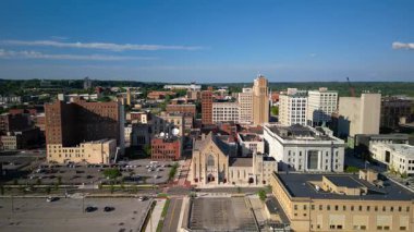 YOUNGSTOWN, OHIO - 14 Ağustos 2024: Ohio, ABD 'deki tarihi binalar ve gökdelenlerle Youngstown şehir merkezinin havadan görünüşü. 