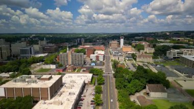 YOUNGSTOWN, OHIO - 14 Ağustos 2024: Youngstown Eyalet Üniversitesi kampüsünün (YSU) havadan görüşü 1908 yılında kuruldu.