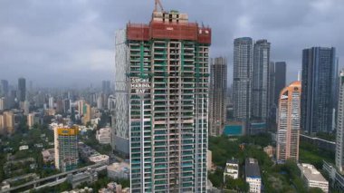Mumbai, INDIA - 24 Haziran 2025: Yüksek gökdelenler ve apartman evleri inşa edilmiş Mumbai şehir manzarası.