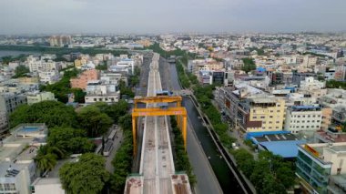 Bengaluru, Karnataka, Hindistan - 28 Haziran 2025: Hindistan 'ın Bengaluru kentinde yeni metro raylarının yapım çalışmaları sürüyor.