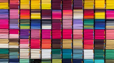 Renkli düz pamuk gömlekler Hindistan 'da bir mağazada satışa sunuldu.