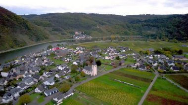 Moselle Vadisi, Moselle Nehri, Almanya 'da Beilstein ve Ellenz-Poltersdorf manzaralı üzüm bağları.