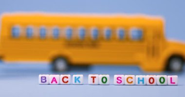 Mavi arka planda okul otobüsü oyuncağıyla yapılan kavramsal düzenlemelere dönelim..