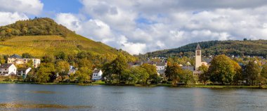 Sonbahar boyunca Mosell nehir vadisindeki Bullay köyünün panoramik manzarası.