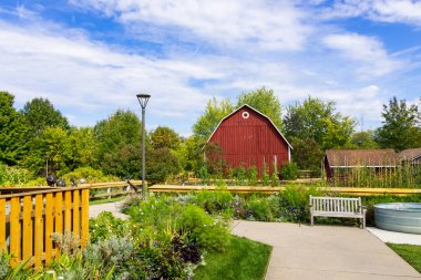 Michigan 'daki Grand Rapids, Michigan' daki Frederik Meijer Bahçeleri 'ndeki Red Barn çiftliği..