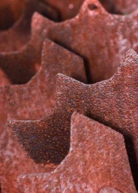 Çiftlik ekipmanındaki paslı kesici tekerleklerin aşırı yakın görüntüsü, seçici odaklanma.