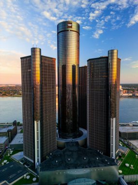 Detroit, MI USA - 10 Eylül 2025: Detroit 'teki General Motors Head karargahı, ABD' nin en büyük otomobil üreticisi.
