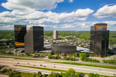 Modern ofis binaları ile Southfield şehrinin havadan görünüşü, Michigan 'da Metro Detroit' in kuzey banliyösüdür..