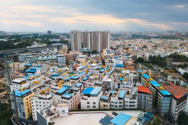 Bengaluru şehir manzarası renkli apartmanlar ile, Bengaluru Hindistan 'ın dördüncü büyük şehridir.