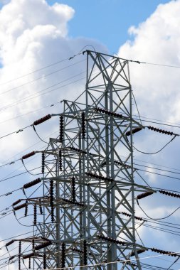 Karanlık çöktüğünde elektrik kulelerinin silueti. Mavi gökyüzü ve Michigan 'da bulutlarla gün batımı