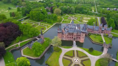 Tarihsel Castle de Haar, Utrecht hava manzarası 1892-1907 yılları arasında Hollanda 'da inşa edilmiş tarihi bir kaledir..