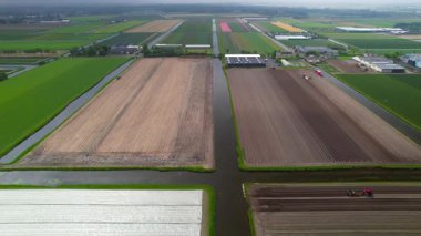 Hollanda 'nın kırsal kesimindeki bahar mevsiminde tarlaların havadan görüntüsü tarlalar için hazırdır..
