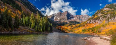 Colorado 'da sonbahar yeşillikleriyle çevrili Maroon çan manzarasının panoramik görüntüsü, Amerika' nın en fotoğraf çekilen yerlerinden biri..