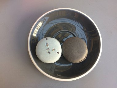 Mavi ve gri makaronlar. Kopya alanı ile hafif arka plan üzerinde Tatlı makarnalar. Üstte görüntü.