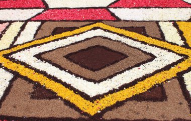 Genzano, İtalya - 18 Haziran: 18 Haziran 2017 Genzano, İtalya ana caddede çiçek halı. Bu olay her yıl yer alır ve bu yıl neredeyse 350.000 çiçek yaprakları kullanılmıştır