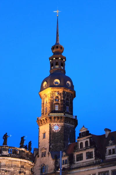 德国夜间德累斯顿皇宫钟楼 — 图库照片