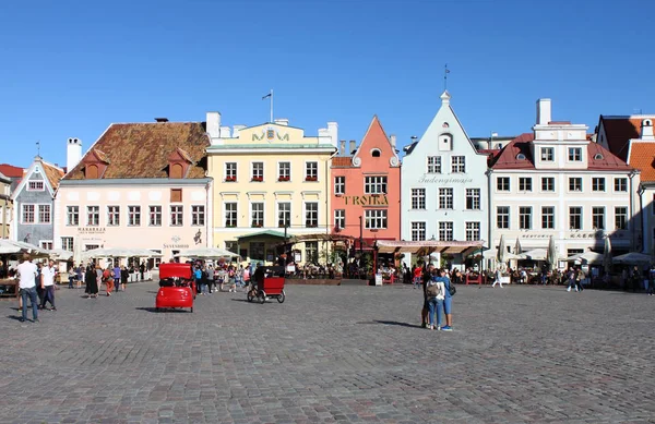 Tallin Estland Augustus 2017 Mensen Lopen Rond Het Stadhuisplein Oude — Stockfoto